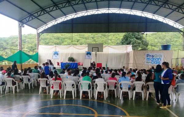Comunidade escolar comemora os resultados do projeto e vai receber da Copasa uma caixa de captação de água da chuva. Foto: Arquivo da Escola